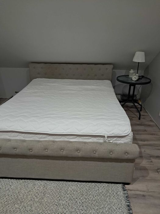 Łóżko z zagłówkiem do sypialni