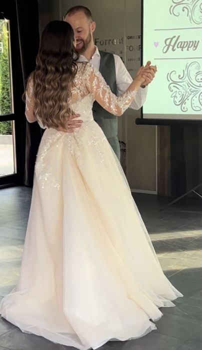 Розкішна весільна сукня