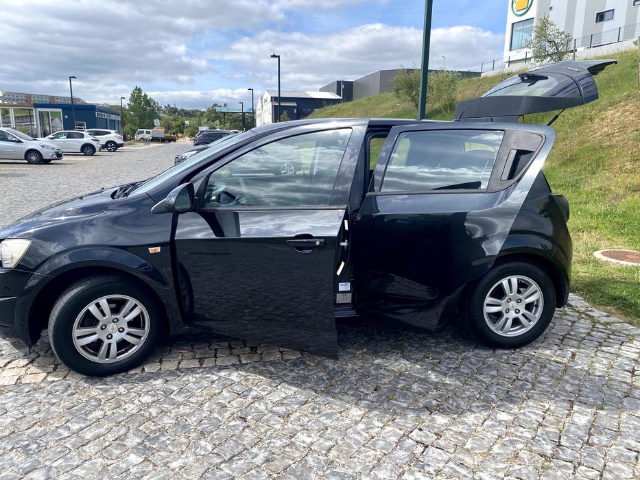 Carro citadino - Chevrolet Aveo LT Bi-Fuel 2013