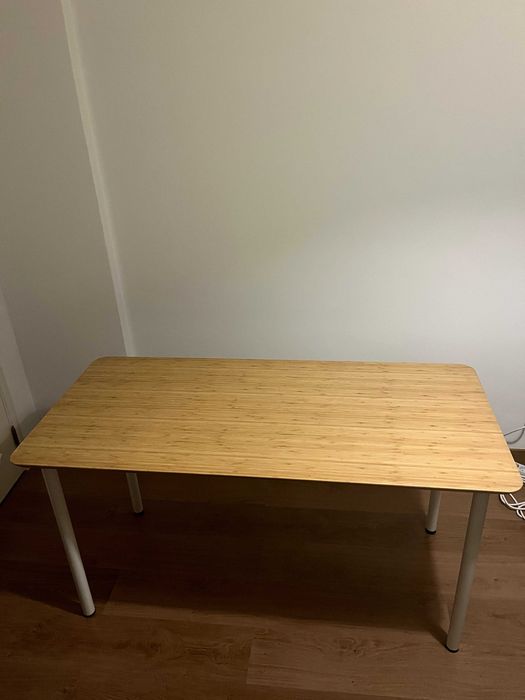 Secretária 140cm x 65cm com tampo de Bamboo e Pernas Adils Brancas