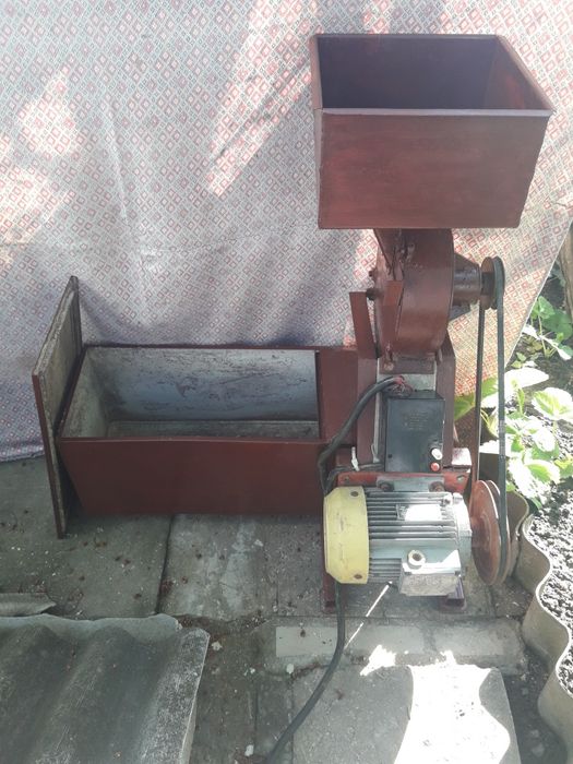 Електро млин для переробки зерна на дерть