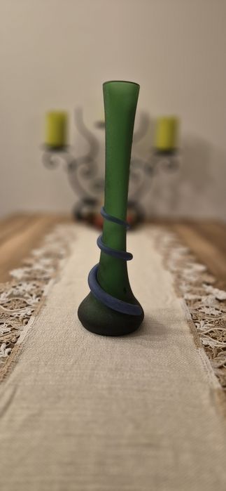 Szklany zielony wazon