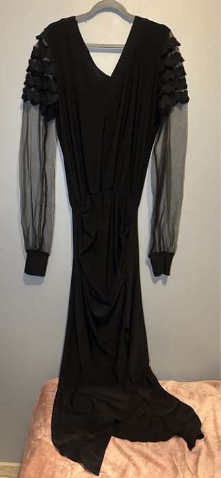 Czarna sukienka z półprzezroczystymi rękawami