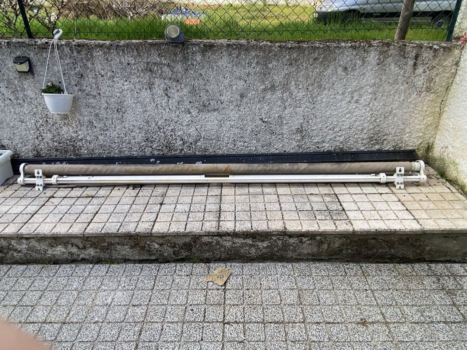 Toldo de varanda com proteção solar e manivela para ajuste