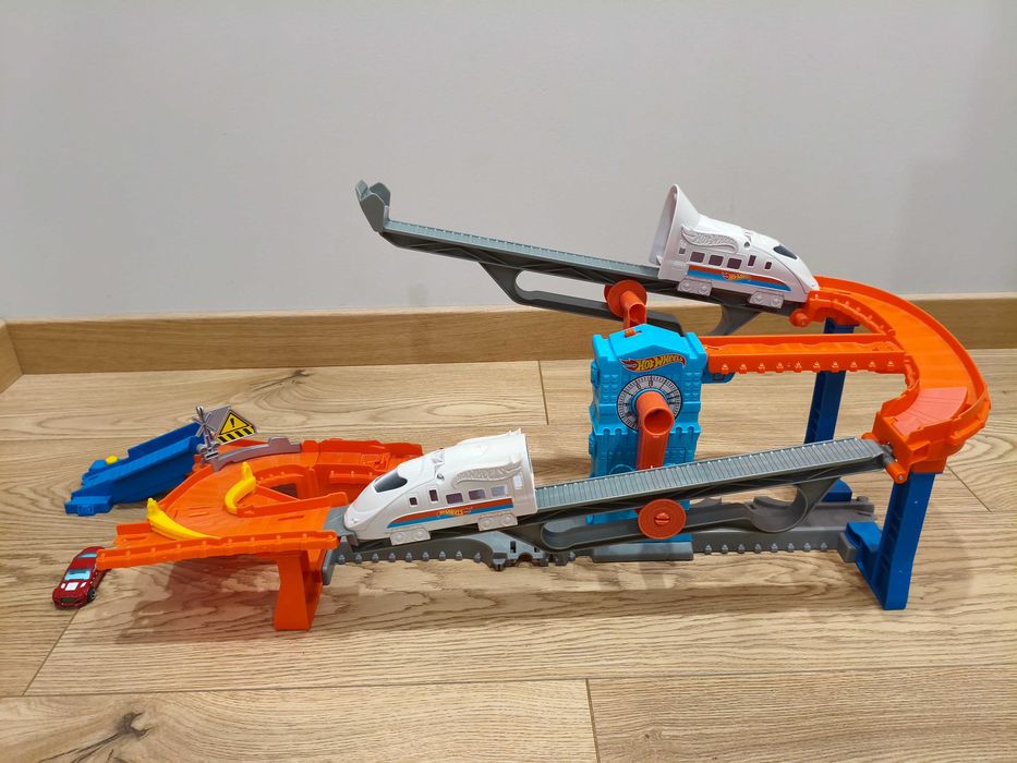Трек Hot Wheels GRW38 City Stunt Train Express
