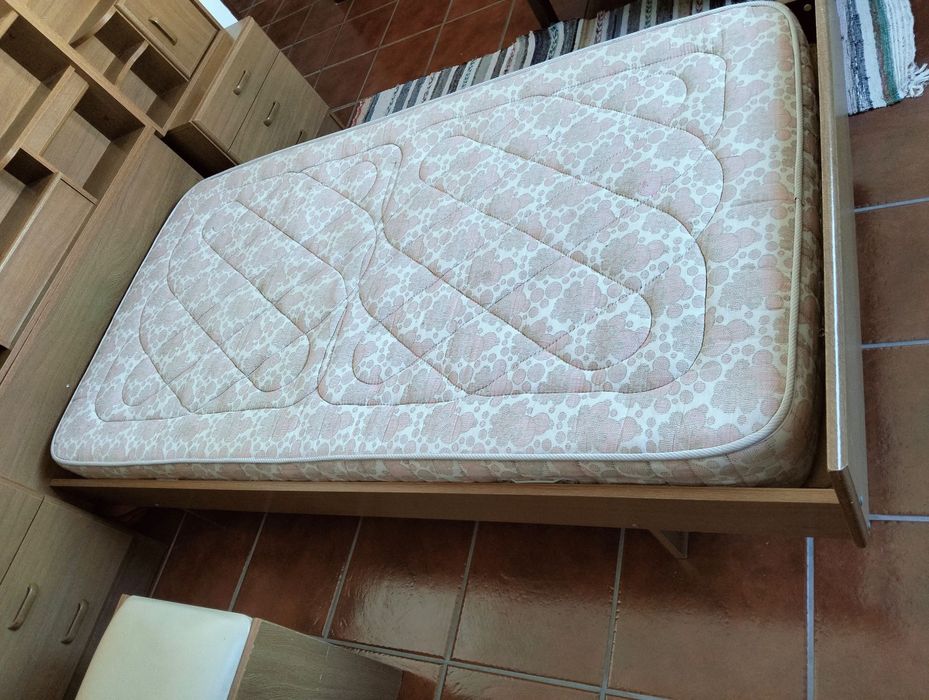 Mobília de Quarto (Cama + escrivaninha + banco + mesas de cabeceira)