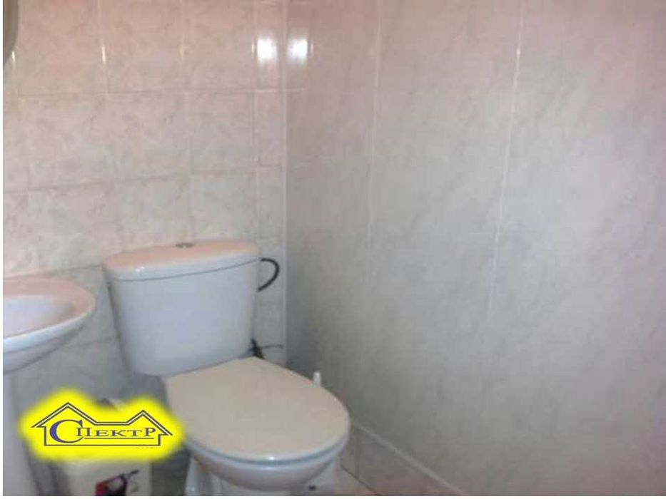 82 кв.м.  вул. Леніна(Свято-Миколаївська), 5 кабінетів .