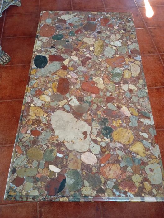 Mesa de sala com tampo de brecha da Arrábida