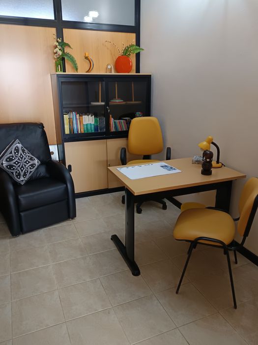 Secretária com cadeira giratória+cadeira+candeeiro