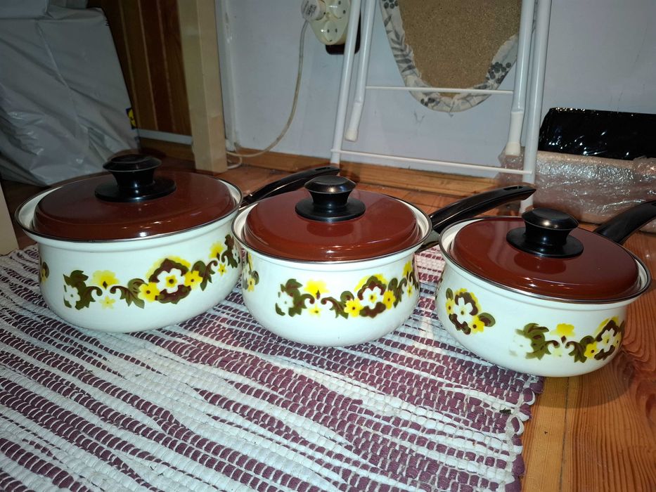 Garnki emaliowane w kwiaty z pokrywkami
