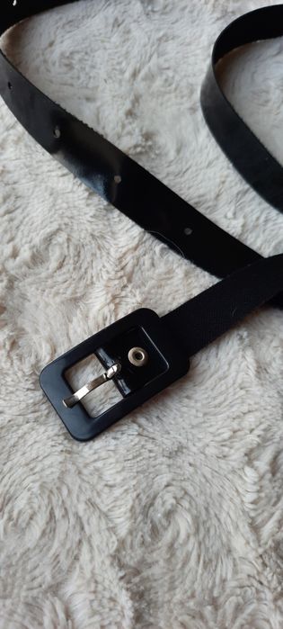 Czarny błyszczący pasek