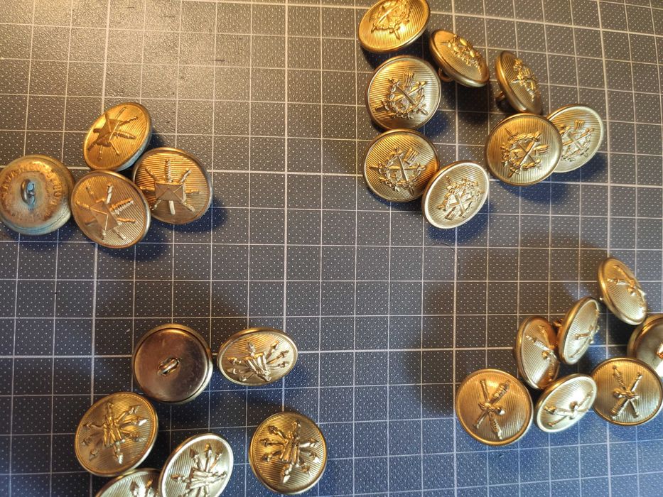 Coleção de 70 botões de Uniformes Militares diversificados