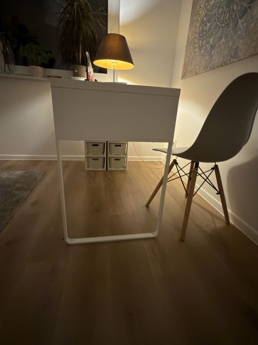Białe biurko ikea