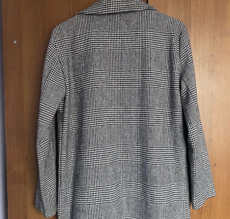 Стильне весняне пальто у клітинку