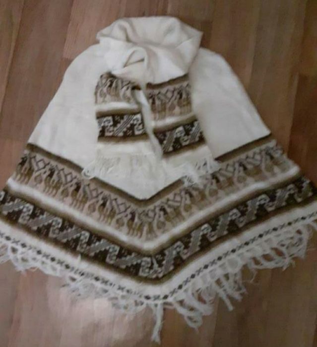 Красивое теплое шерстяное пончо из альпаки