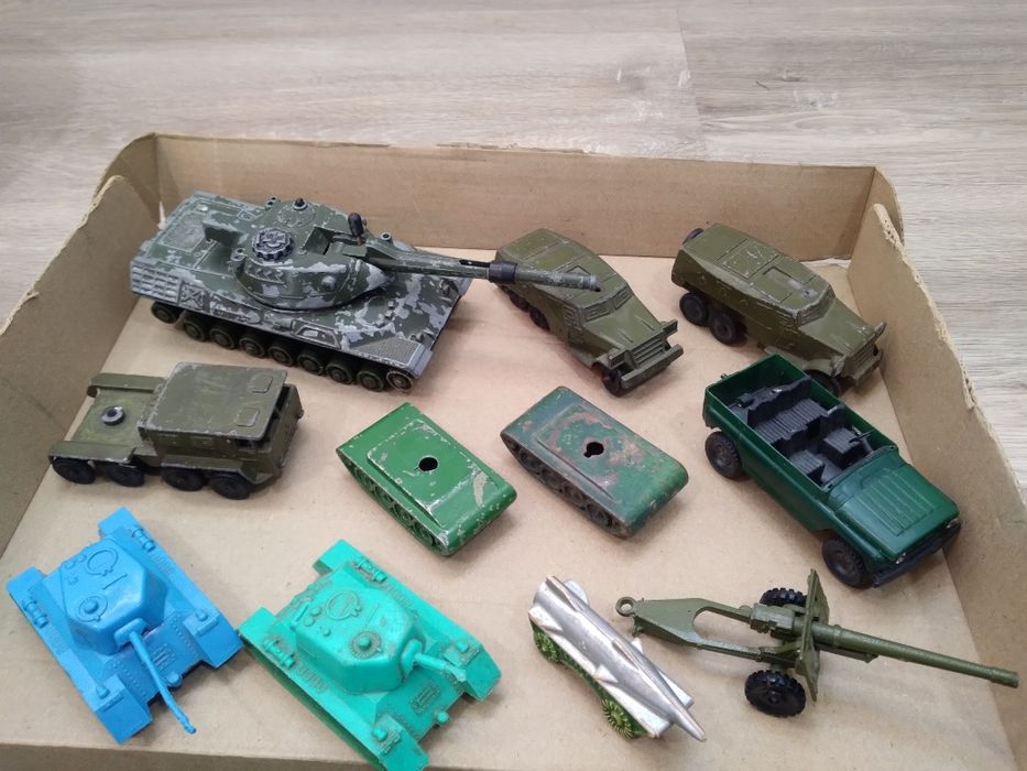Продам модельки ссср, машинки и военную технику, коробочки, автолегенды!!!!