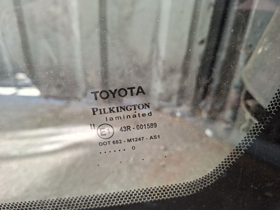 Toyota Yaris II 2 06-11 szyba przednia czolowa oryginalna