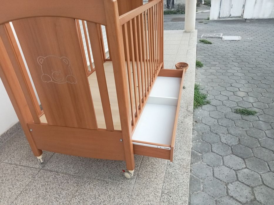 Cama de bebé de grades