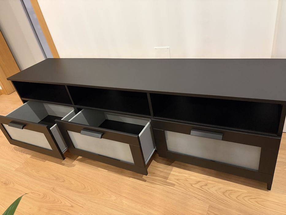 Movel de televisao preto