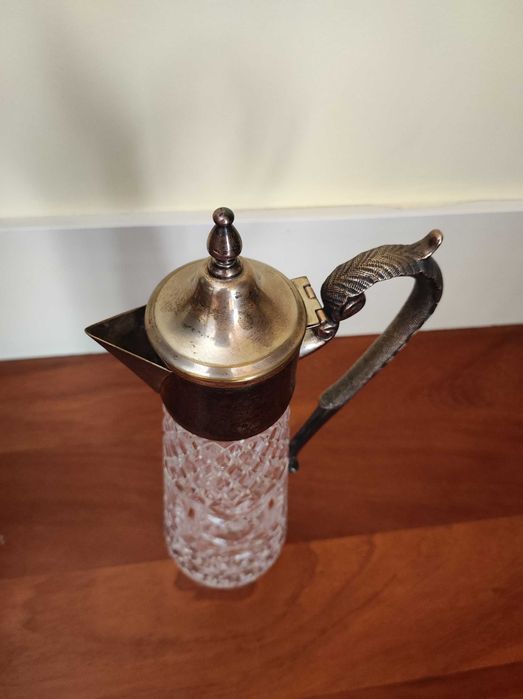 Jarro em cristal com asa e tampa em prata