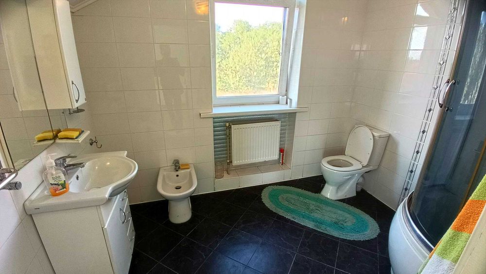 Добротній,жилий будинок біля лісу та недалеко від озера.с.Завалівка