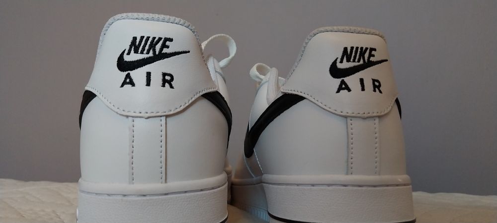 Białe buty NIKE.