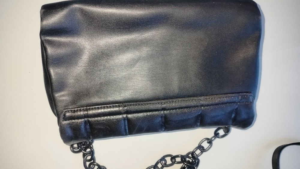 Torebka czarna kopertowa listonoszka na ramię łańcuch karbowana