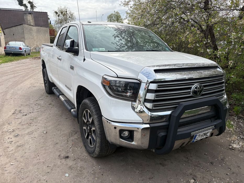 Toyota Tundra TOYOTA TUNDRA 2018 5.7 4x4 uszkodzony silnik
