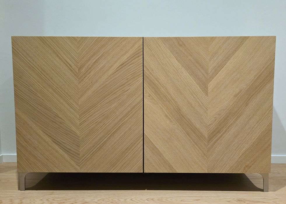 Móvel aparador cinza e portas em carvalho