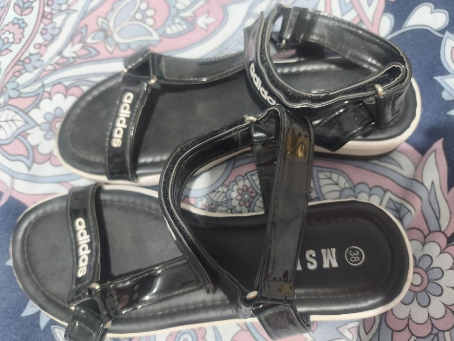 Sandały damskie, czarne, lakierowane