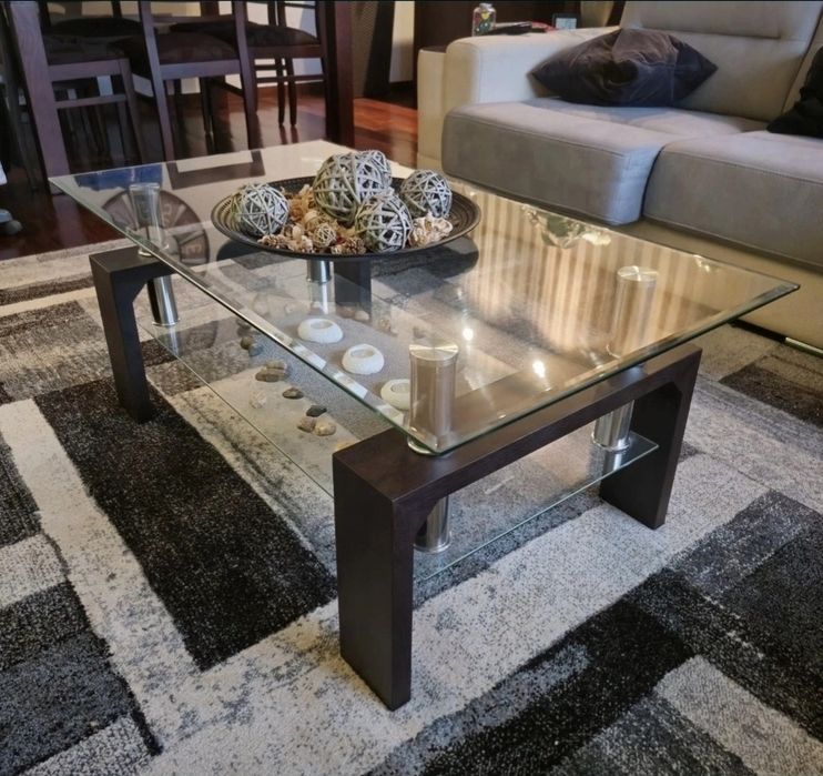 Mesa de centro em vidro com pés em madeira escura - Moderna e elegante