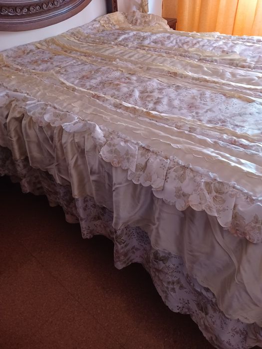 Colcha de casal,cor salmão  em cetim com folhos, 4 almofadas.