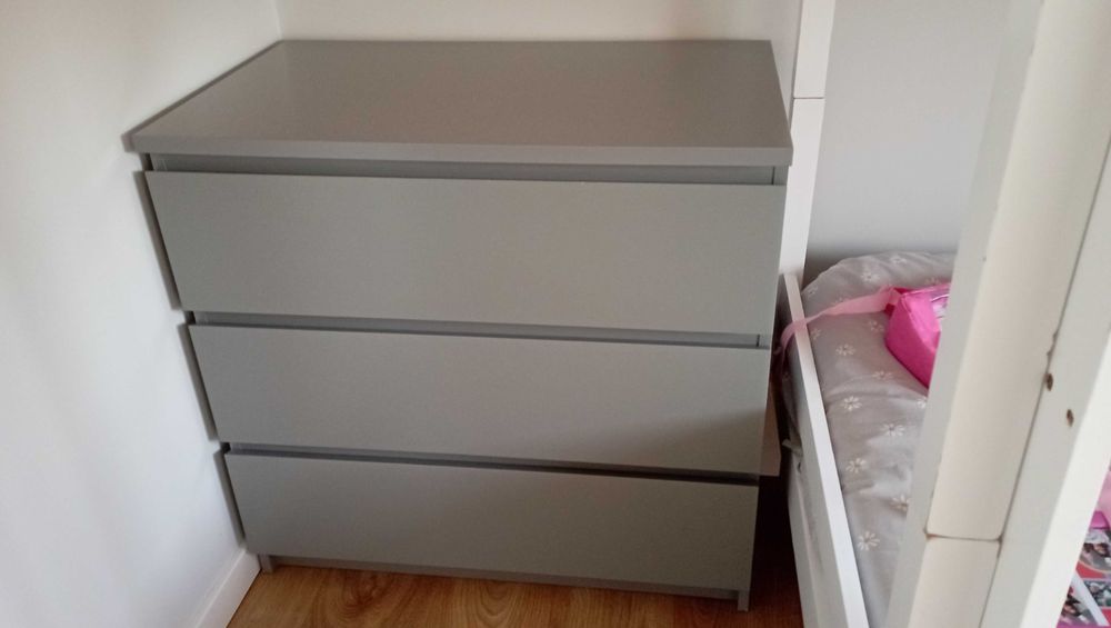 Cómoda e mesa cabeceira Ikea