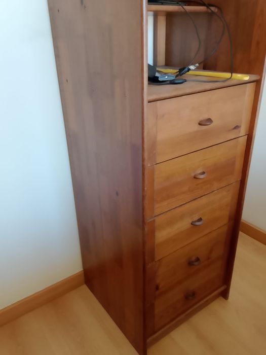 Lote de 4 Móveis em Pinho Mel – Estantes e Apoio