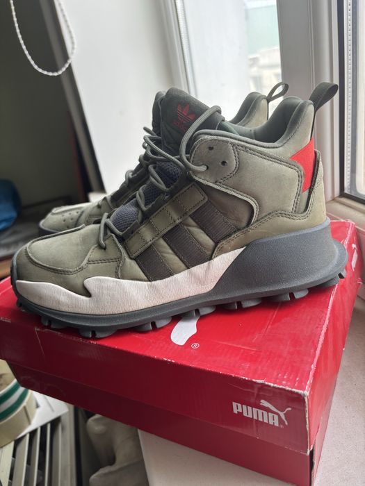 Продам оригинальные термокроссовки Адидас