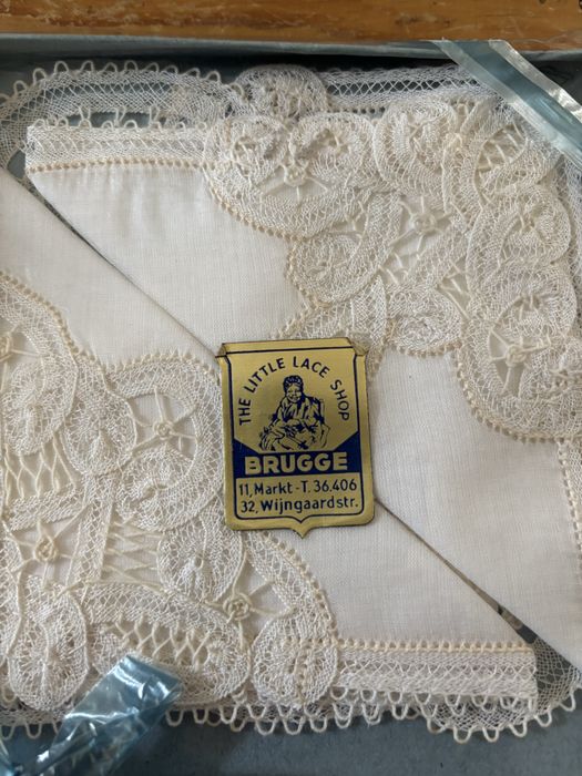 2 pequenos lenços ou guardanapos rendas Brugge