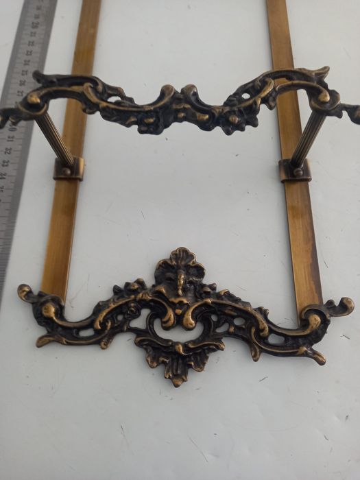 Suporte para pratos de latão.