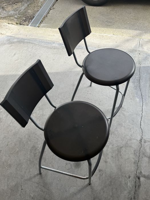 Bancos altos em plastico e metal