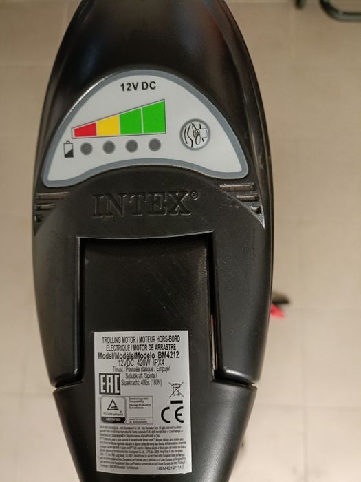 Silnik zaburtowy z akumulatorem