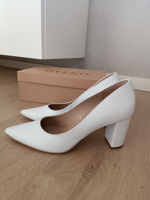 Białe czółenka na słupku Ryłko 38 buty ślubne skóra naturalna 
Rozmiar