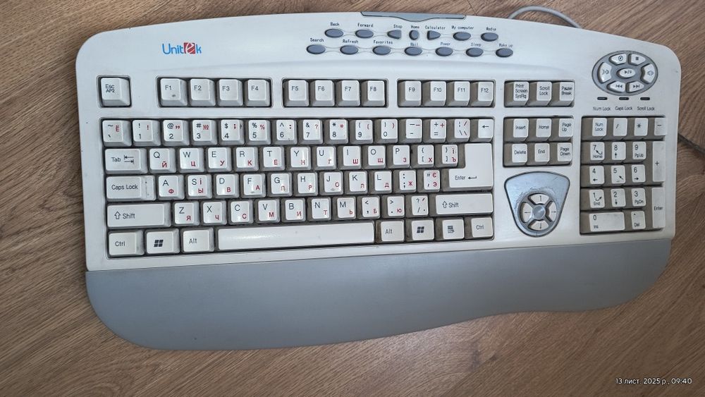 Монітор, клавіатура, системний блок, колонки