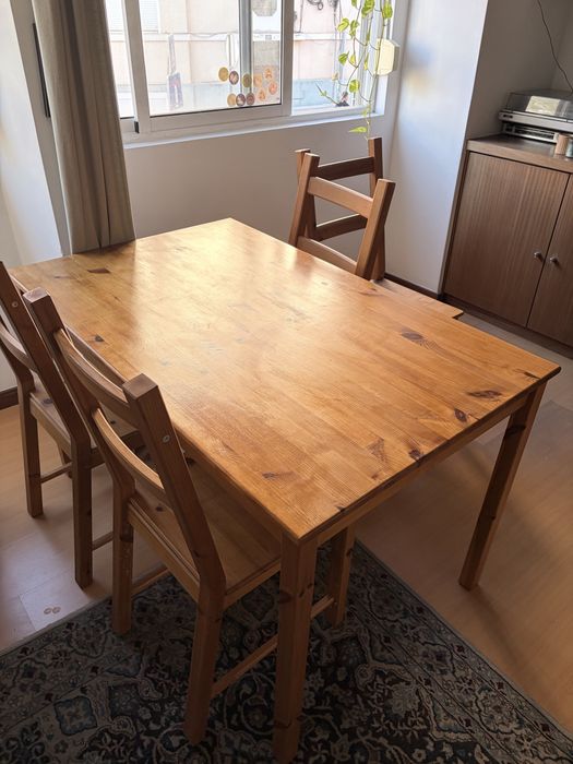 Mesa Ikea com 4 cadeiras de pinho