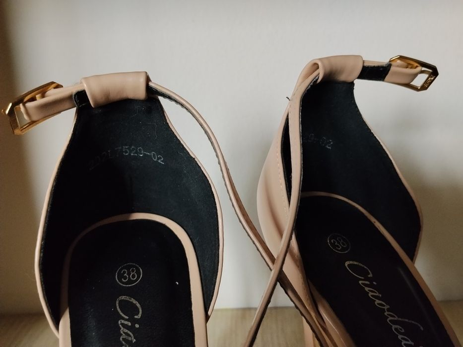 Buty na obcasie 38