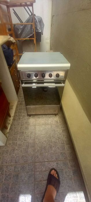 Vende- se forno .