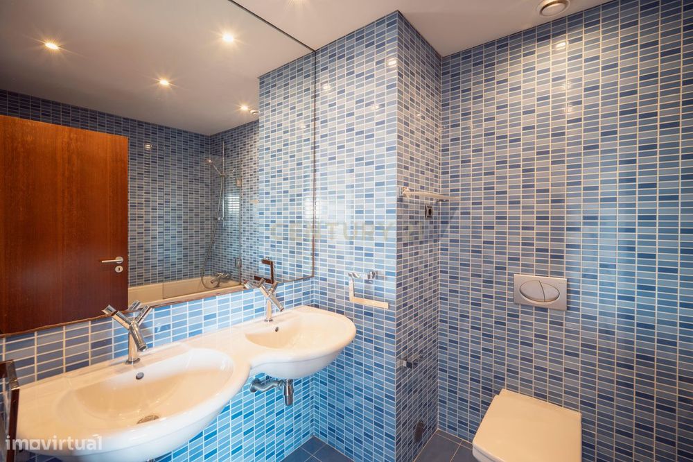 T5+1 Duplex em Linda-a-Velha com 291 m² úteis, 5 estacionamentos e vis