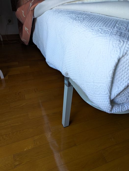 Cama individual composta por cabeceira, estrado, colchão e colcha