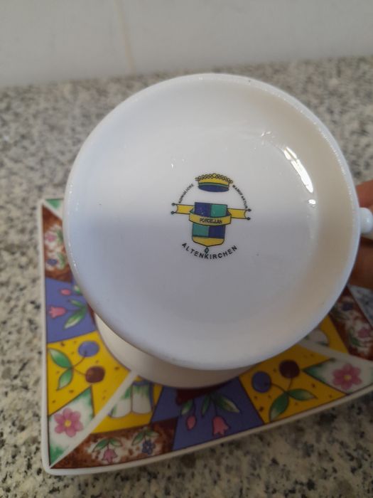Conjunto de chávena e pires

- Design com um u