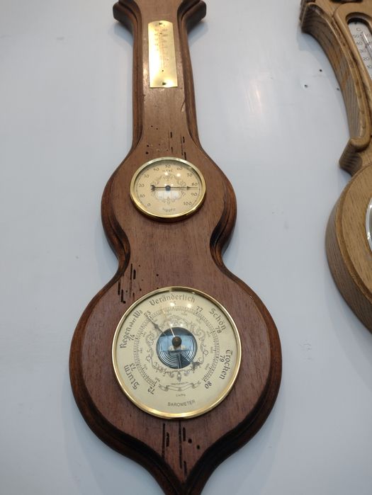 Барометр, гигрометр на дереве. Есть гектопаскали. Германия.