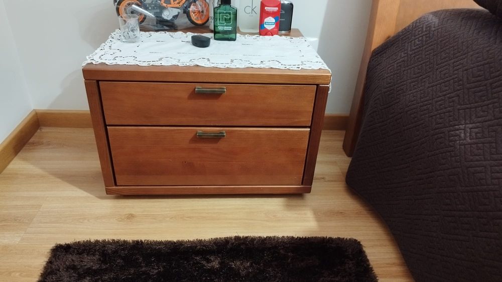 Vende se quarto(pinho maciço)