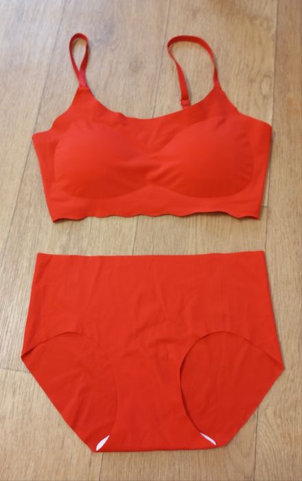 Безшовное женское белье красного цвета.